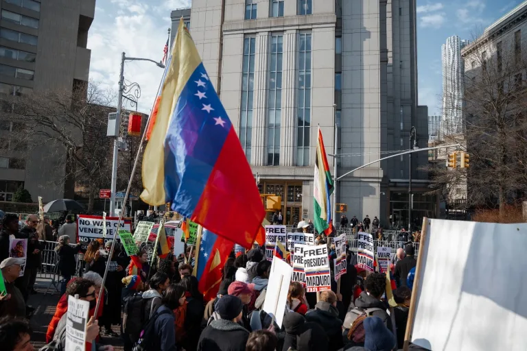 EN PORTADA: JUICIO A MADURO Juez no considera a Maduro “una amenaza para la seguridad nacional”.