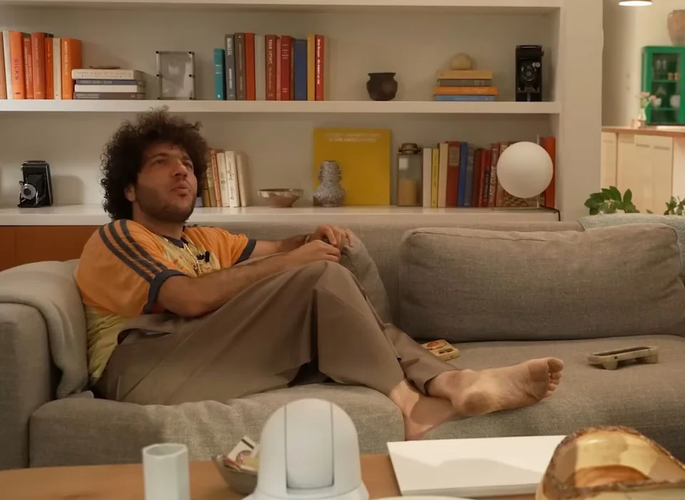 ¡Polémica! Selena Gomez besa el pie de Benny Blanco