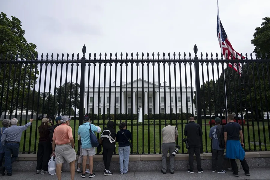 visitantes frente a la casa blanca