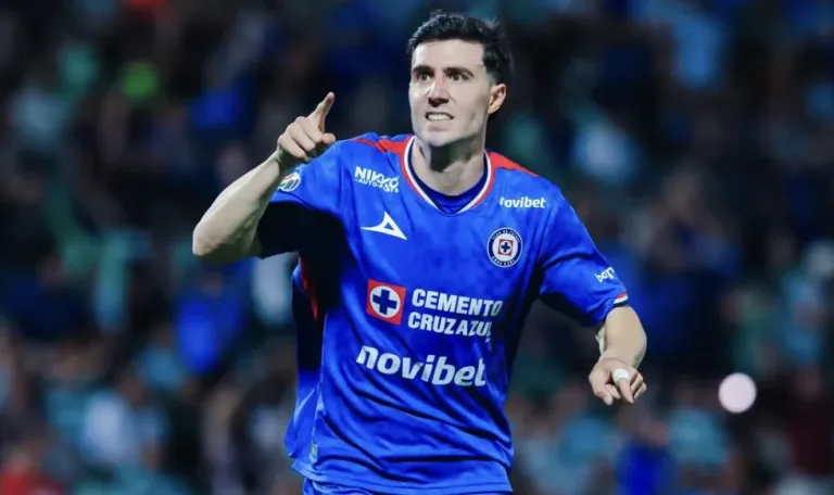 Cruz Azul impone su liderato tras arrasar con Santos