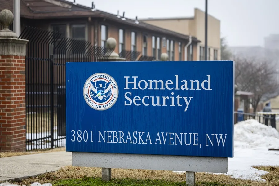 Trump cede y usará cámaras corporales en agentes de ICE