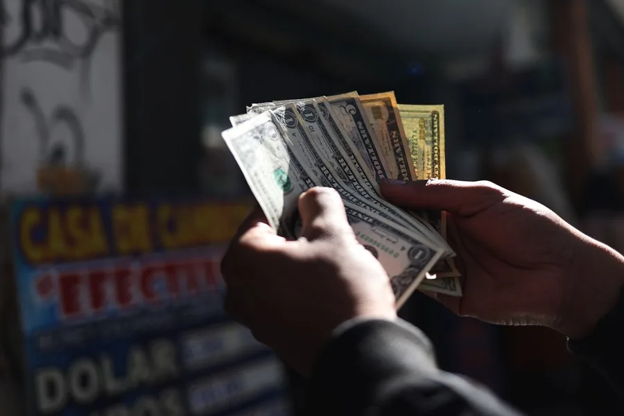 Crisis de remesas: La razón tras la baja de dólares a México