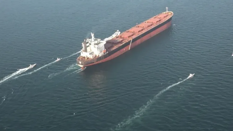 Irán amenaza: Estrecho de Ormuz será paz o "sufrimiento" bélico