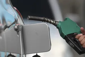 Golpe a la economía: Gasolina en EE.UU. llega a $3.20
