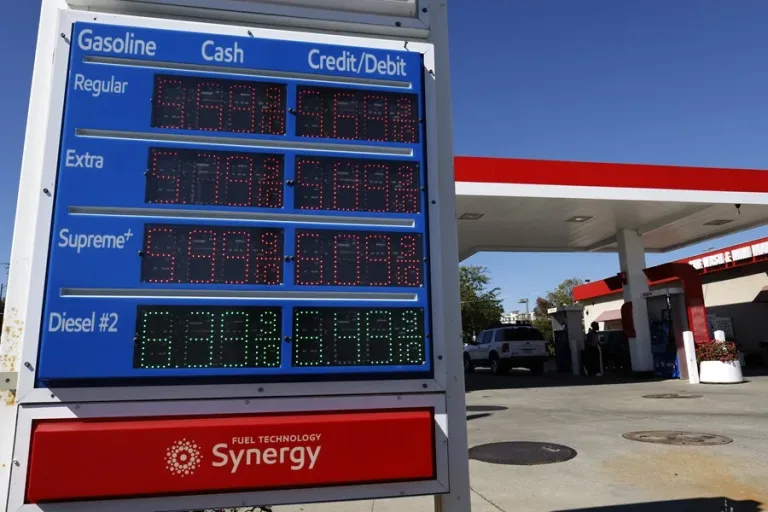 Gasolina en EE.UU. llega a $3.88, su nivel más alto desde 2022