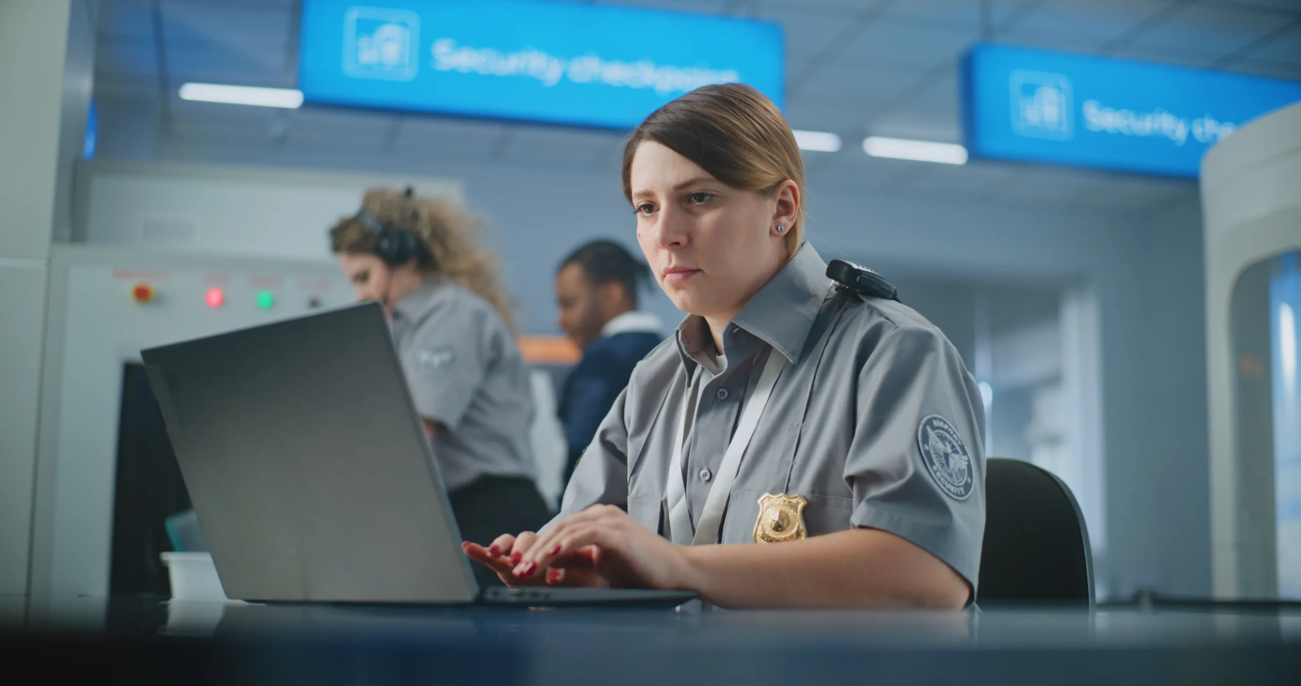 ¿Pueden revisar tu celular? Cómo cuidarte de ICE en los aeropuertos - sip