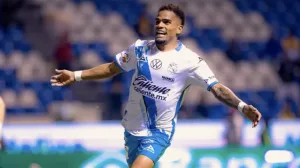 Escándalo en la Liga MX: jugador de Puebla agrede a árbitro
