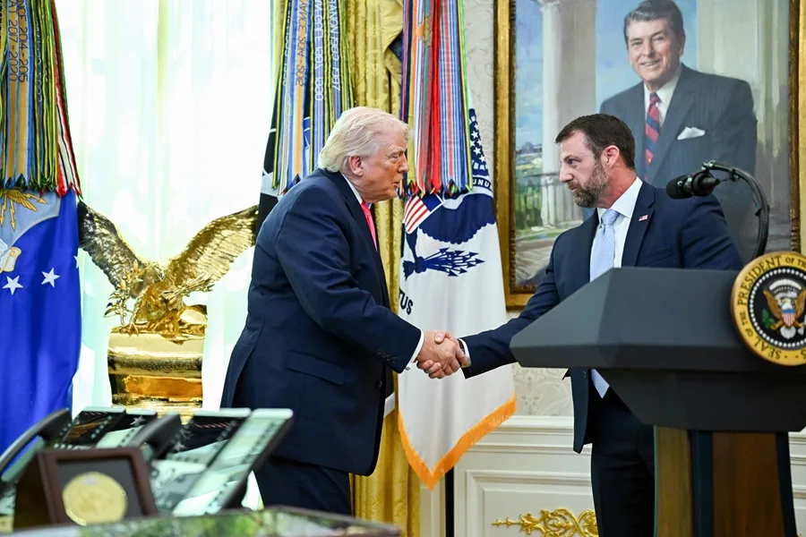 ¿Por qué critican la llegada de Markwayne Mullin al DHS?