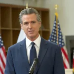 California: Newsom amenaza a condados por reforma de salud menta