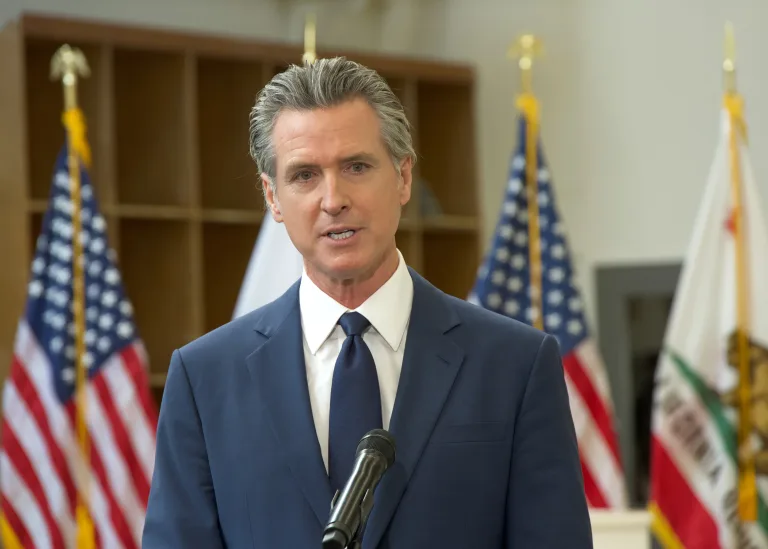 California: Newsom amenaza a condados por reforma de salud menta