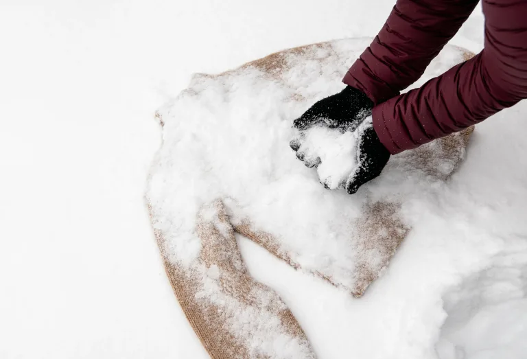 Snow Washing: ¿Funciona el truco viral para lavar ropa con nieve?