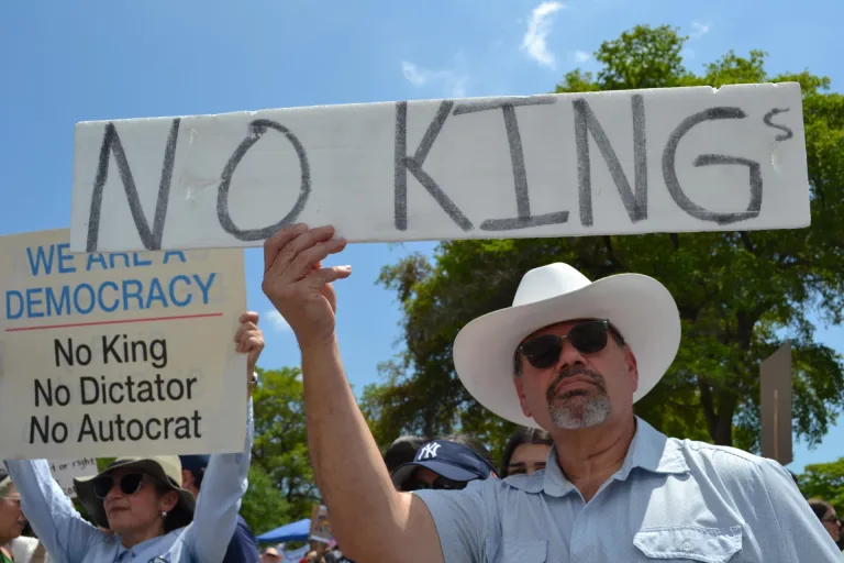 Decenas de arrestos en Los Ángeles tras protestas 'No Kings'