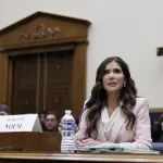 Trump destituye a Kristi Noem como secretaria del DHS