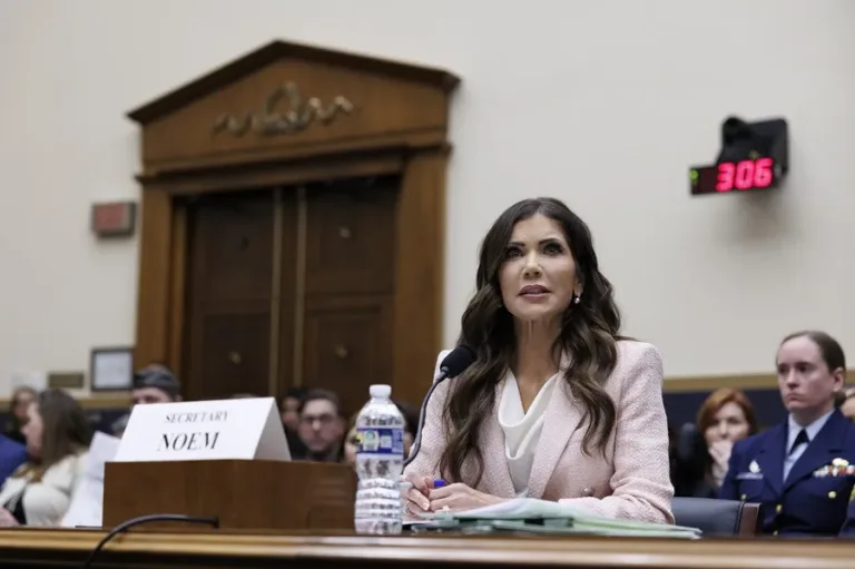 Trump destituye a Kristi Noem como secretaria del DHS