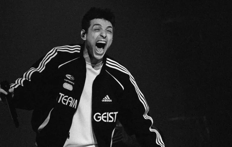 Fans preocupados por la salud de Peso Pluma en concierto