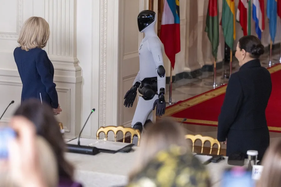 Robot humanoide acompañó a Melania Trump a cumbre