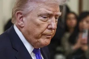 Congresistas piden revocar los poderes de guerra de Trump