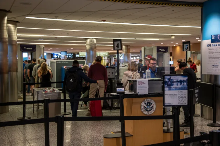 ICE en aeropuertos: Claves que todo migrante debe saber
