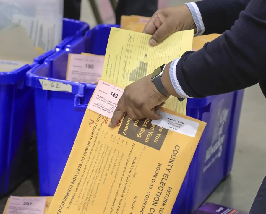 ¿Se contradice? Trump votó por correo en Florida