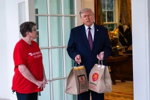 Todo sobre la repartidora que le llevó McDonald’s a Trump