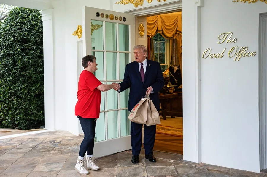 Todo sobre la repartidora que le llevó McDonald’s a Trump