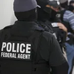 Agente de ICE golpea a menor