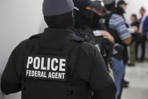 Agente de ICE golpea a menor