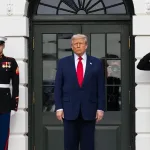 Aprobación de Trump cae a mínimos