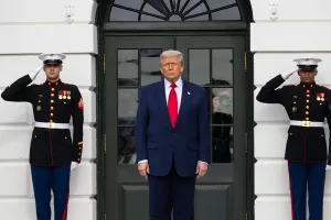 Aprobación de Trump cae a mínimos