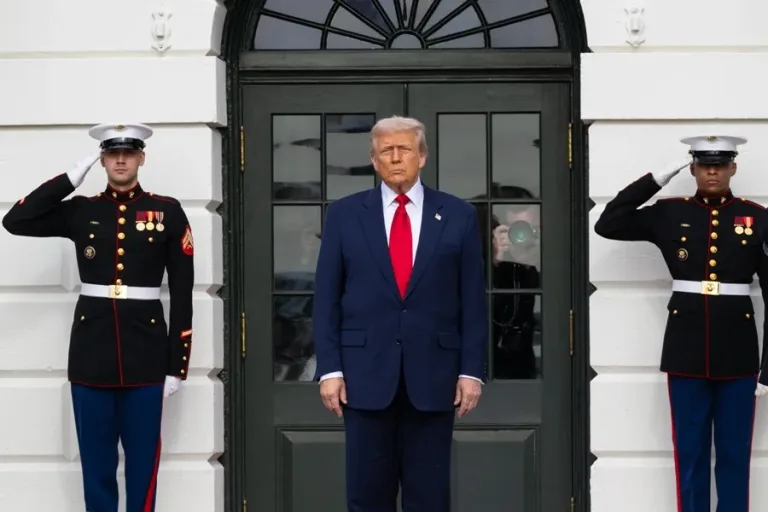 Aprobación de Trump cae a mínimos