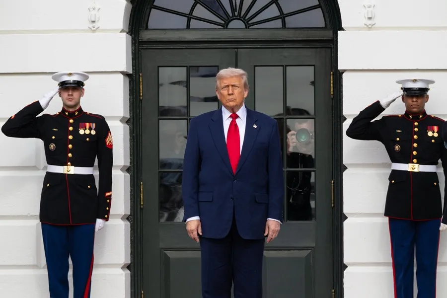 Aprobación de Trump cae a mínimos