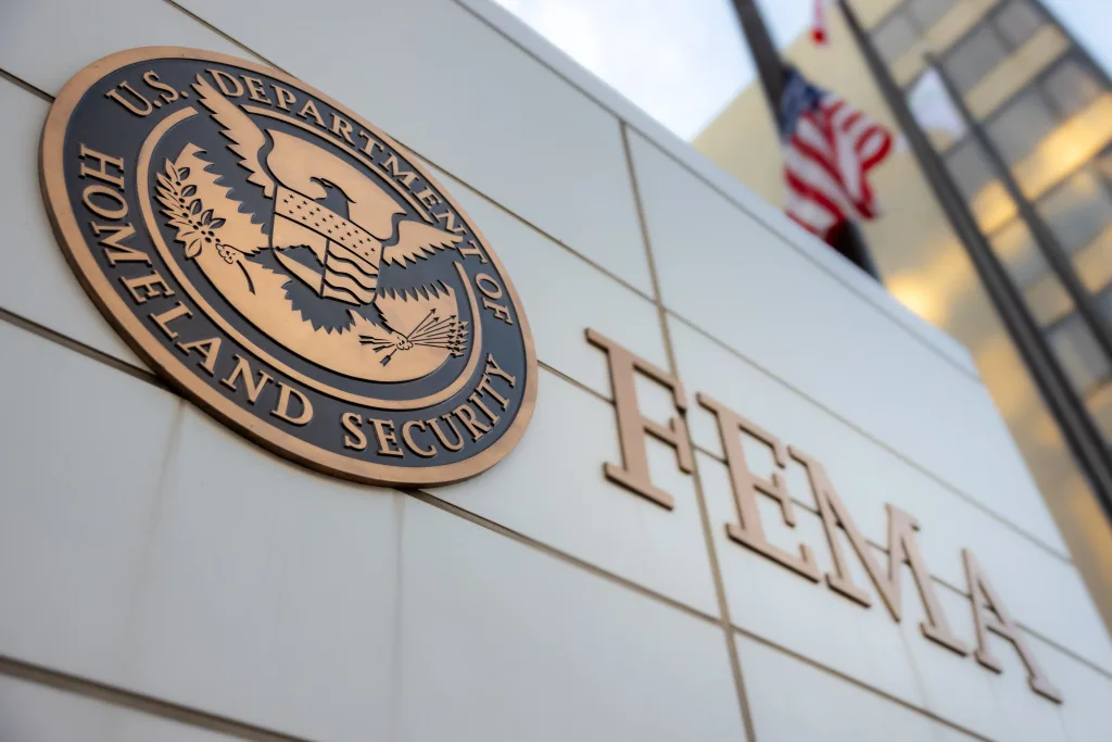 “¿Era broma?”: Trump reacciona a funcionario de FEMA que se "teletransportó"