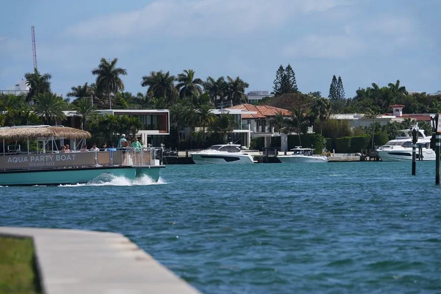 Impuesto a ricos avanza en California mientras millonarios se mudan