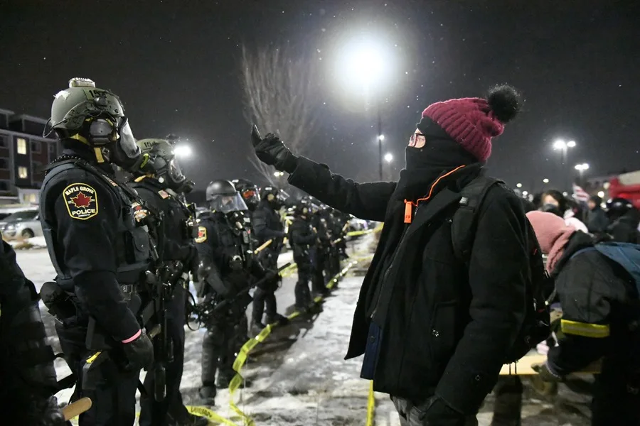 Investigan abusos de agentes