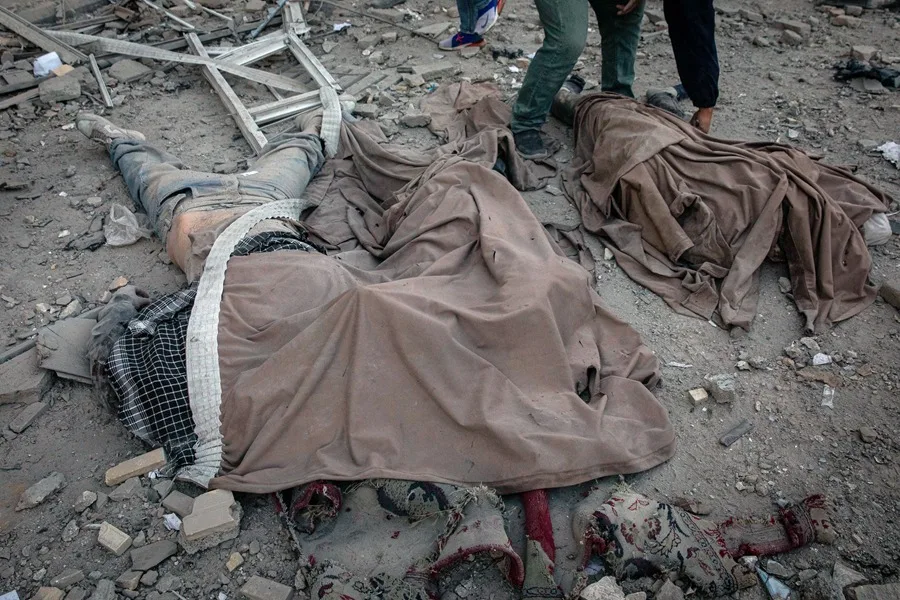 Fallecidos tras un ataque a un edificio en la plaza Enghelab de Teherán, Irán, 3 de marzo.EFE/EPA/Majid Khahi