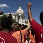 Tribunal ordena a USCIS