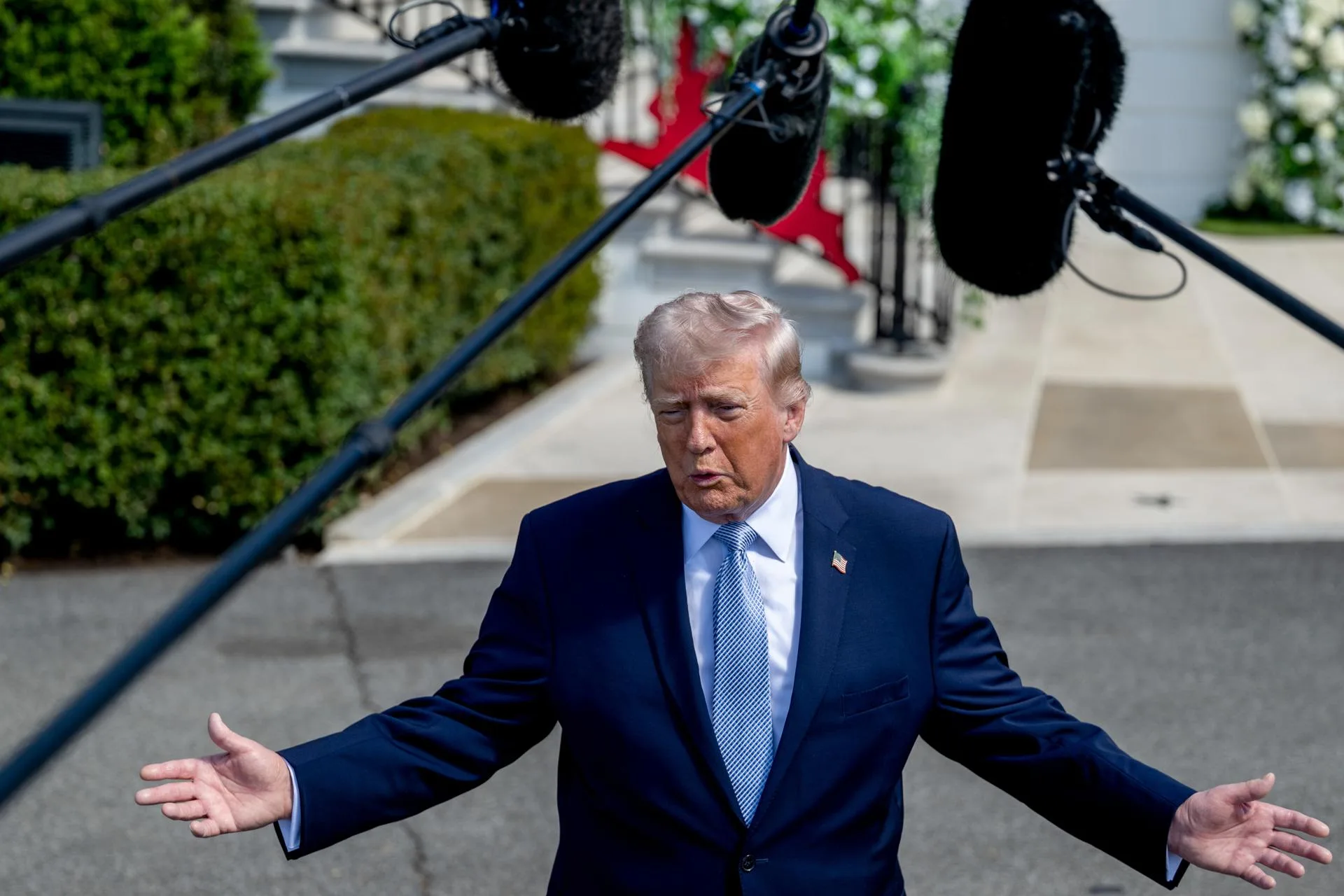 Trump anuncia que mantiene el bloqueo naval a Irán pese a la reapertura de Ormuz