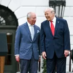 Fotografía que muestra al presidente de los Estados Unidos, Donald Trump (d), junto al rey Carlos III del Reino Unido durante su visita a Washington (Estados Unidos).