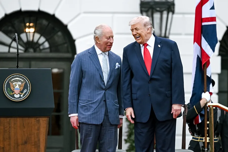 Fotografía que muestra al presidente de los Estados Unidos, Donald Trump (d), junto al rey Carlos III del Reino Unido durante su visita a Washington (Estados Unidos).