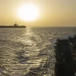 Alivio global tras Irán abrir el estrecho de Ormuz: Gasolina cae un 10%