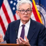 EN PORTADA: LA FED EN ALERTA La Fed mantiene las tasas sin cambios ante una inflación persistente