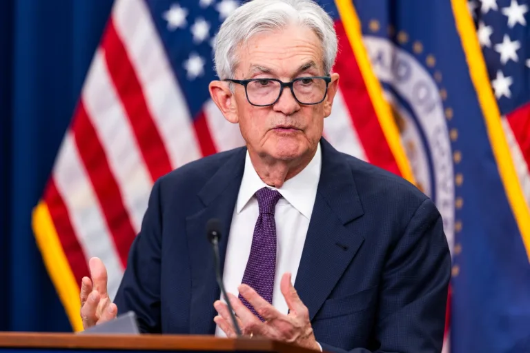 EN PORTADA: LA FED EN ALERTA La Fed mantiene las tasas sin cambios ante una inflación persistente