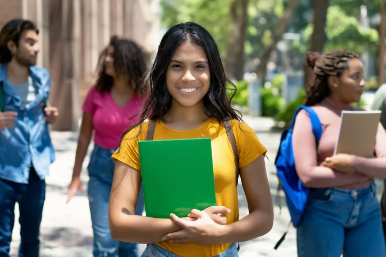 4 becas para latinos cierran inscripciones este mes