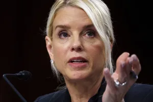 ¿Cómo Pam Bondi perdió el respaldo de Trump?