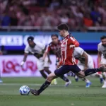 Chivas rescata punto ante Pumas con polémico penal