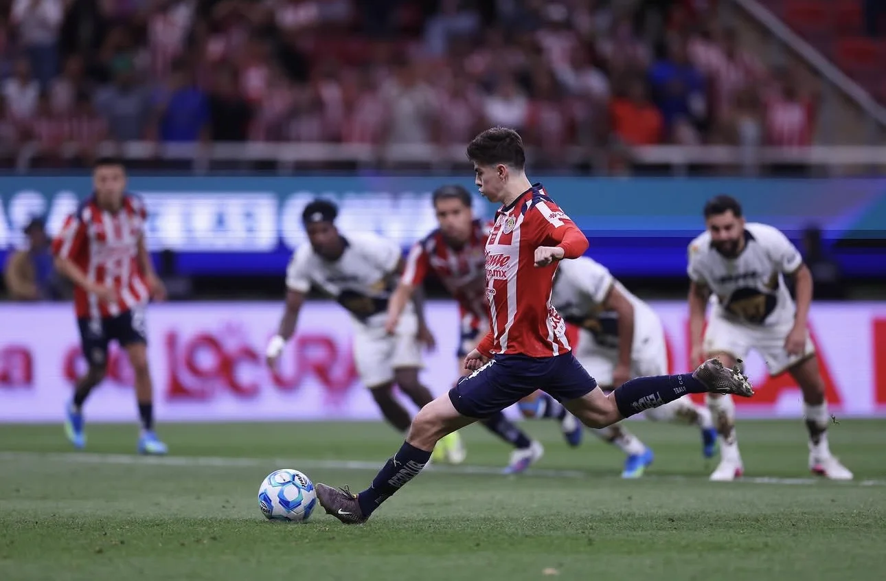 Chivas rescata punto ante Pumas con polémico penal