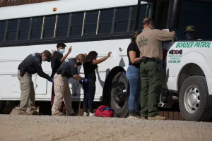 Deportados mexicanos caen en redes del narcotráfico