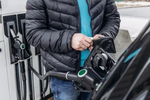 Indiana suspende impuesto a la gasolina por un mes