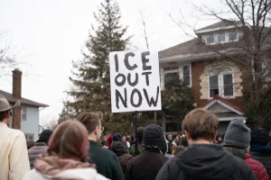 Guerra legal contra ICE: Inmigrantes denuncian perfil racial