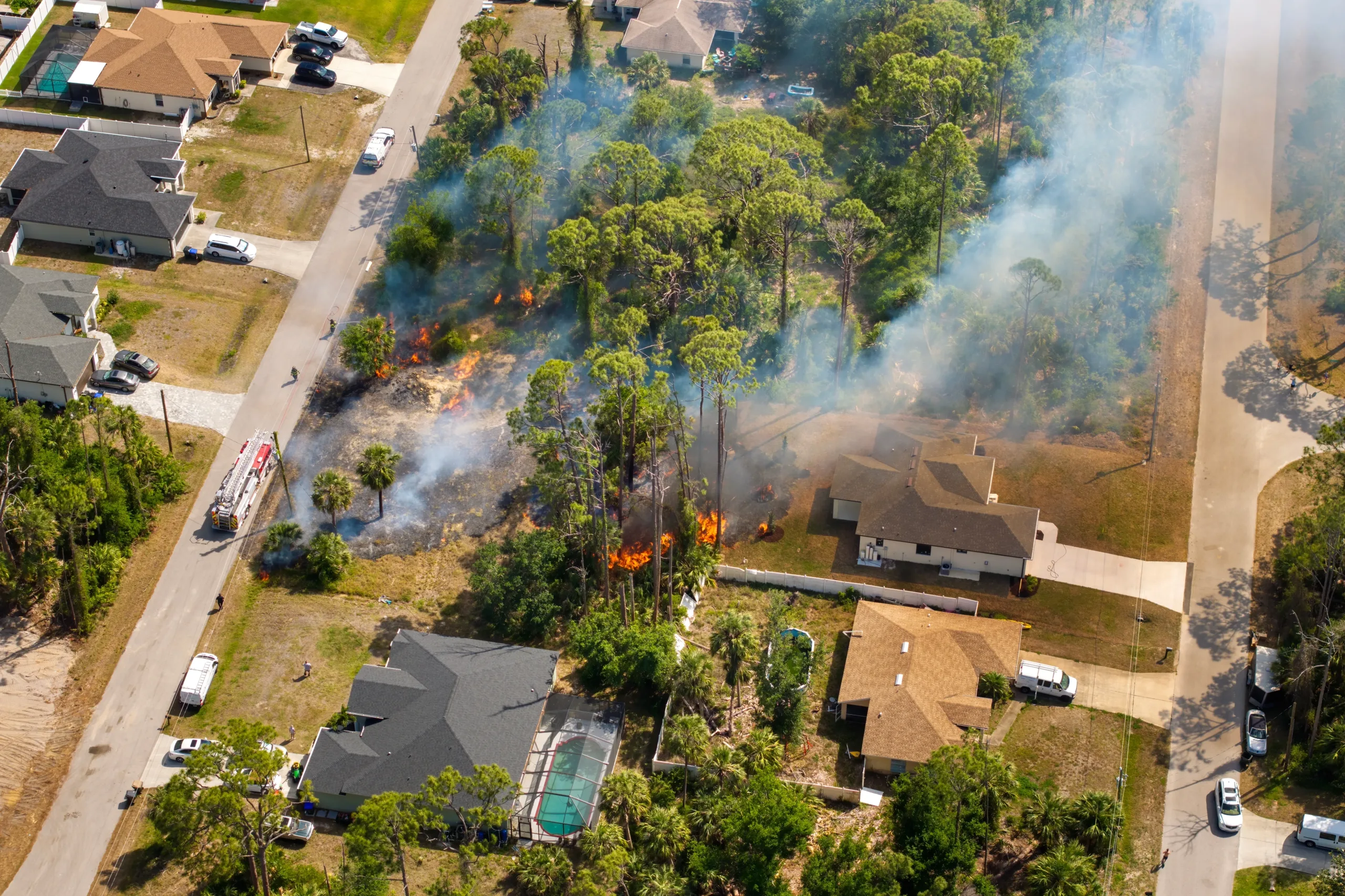 Héroe vecino evita que rayo destruya hogar en California